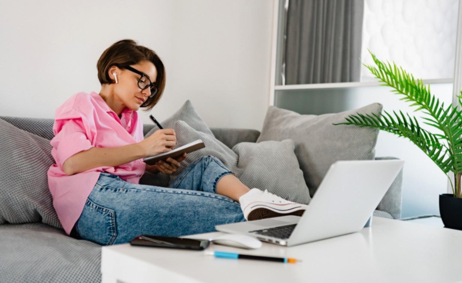 Moderne Seminarumgebung mit interaktiven Displays und Arbeitsplätzen