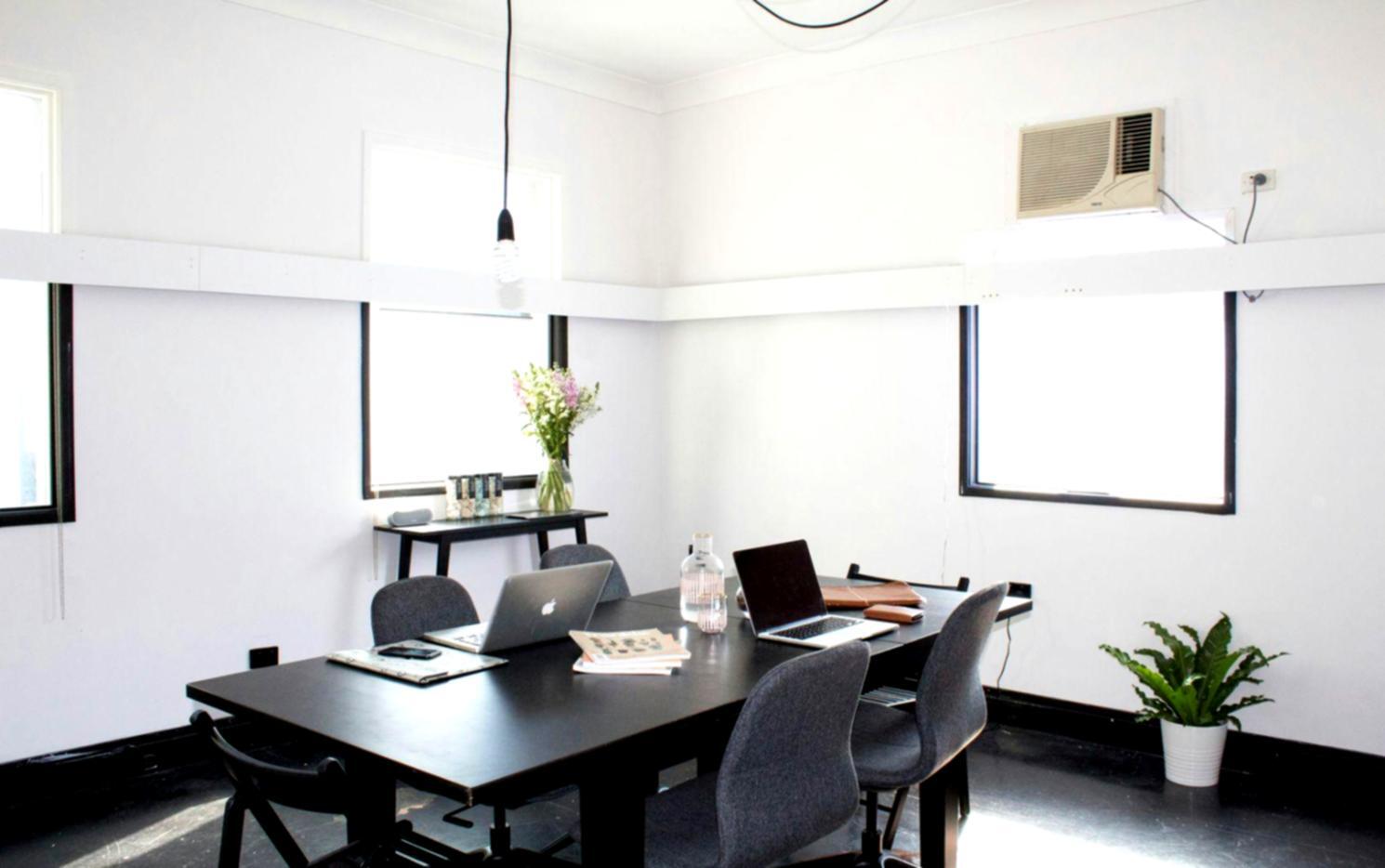 Finanzcharts und Analysetools auf einem modernen Arbeitsplatz