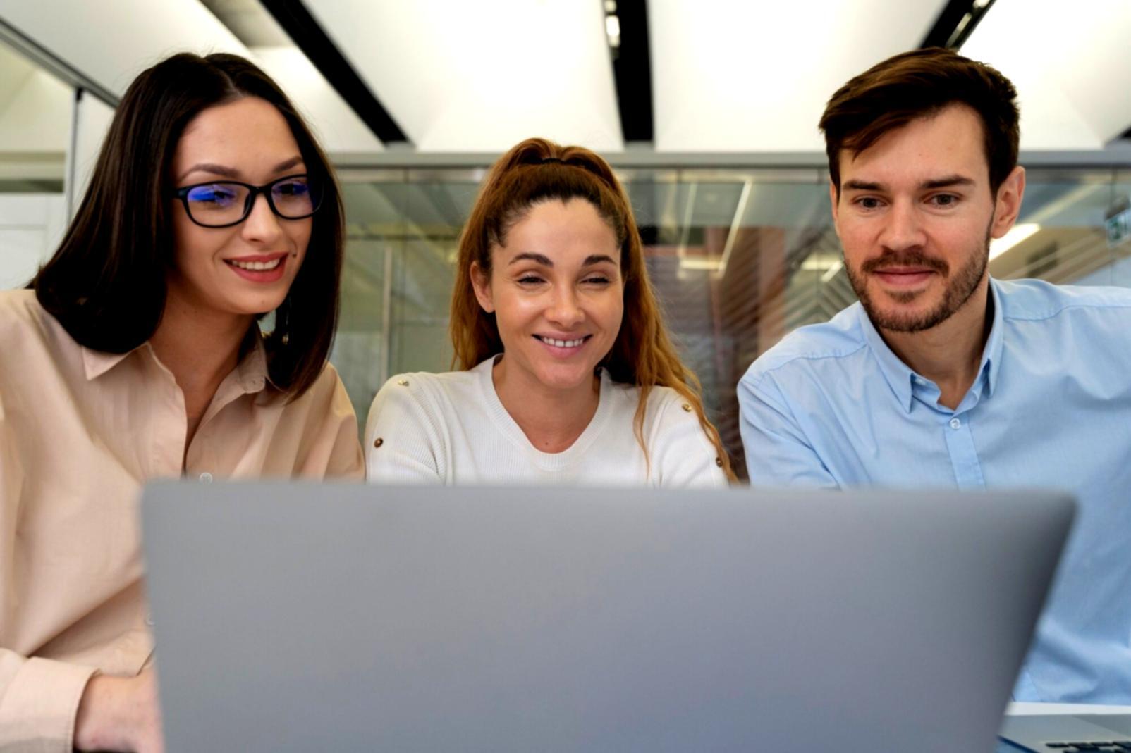 Professioneller Finanzanalyst bei der Arbeit