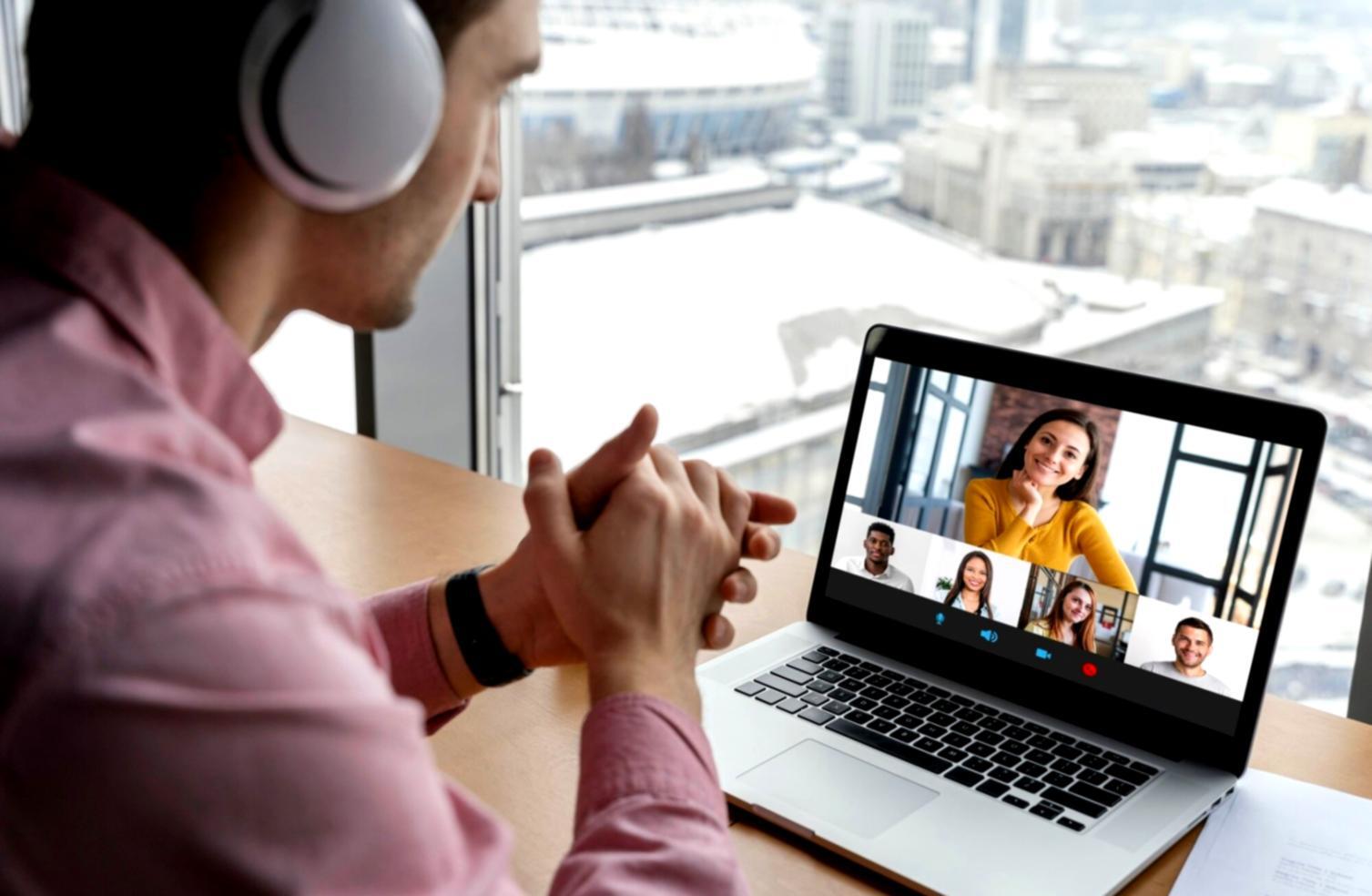 Detailansicht von Finanzcharts und Trendlinien auf einem professionellen Arbeitsplatz