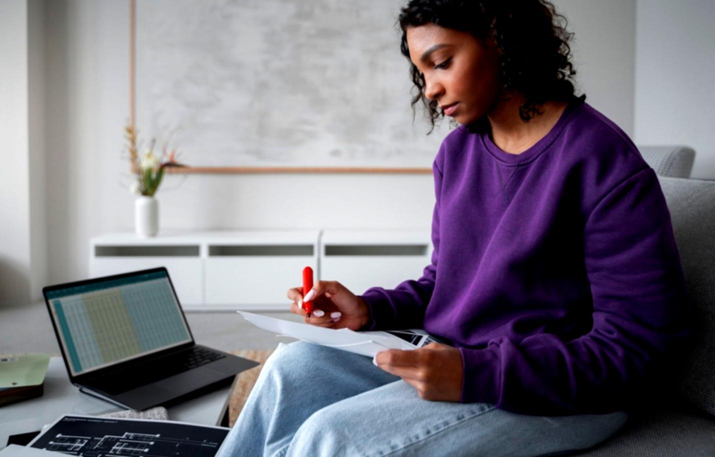 Detaillierte Finanzdiagramme mit Annotationen und Trendmarkierungen