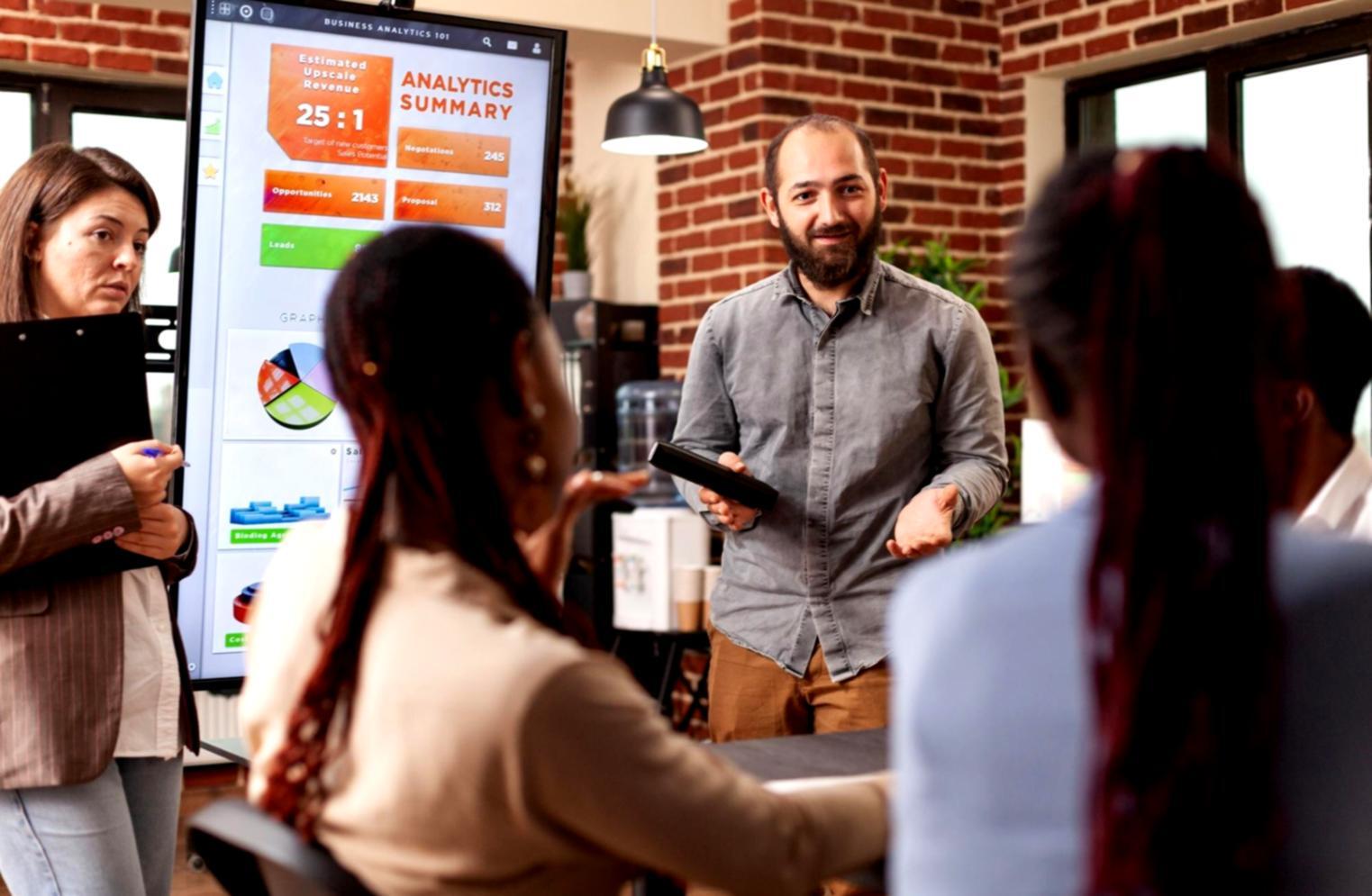 Arbeitssituation mit Laptop und Finanzanalyse-Tools im Einsatz