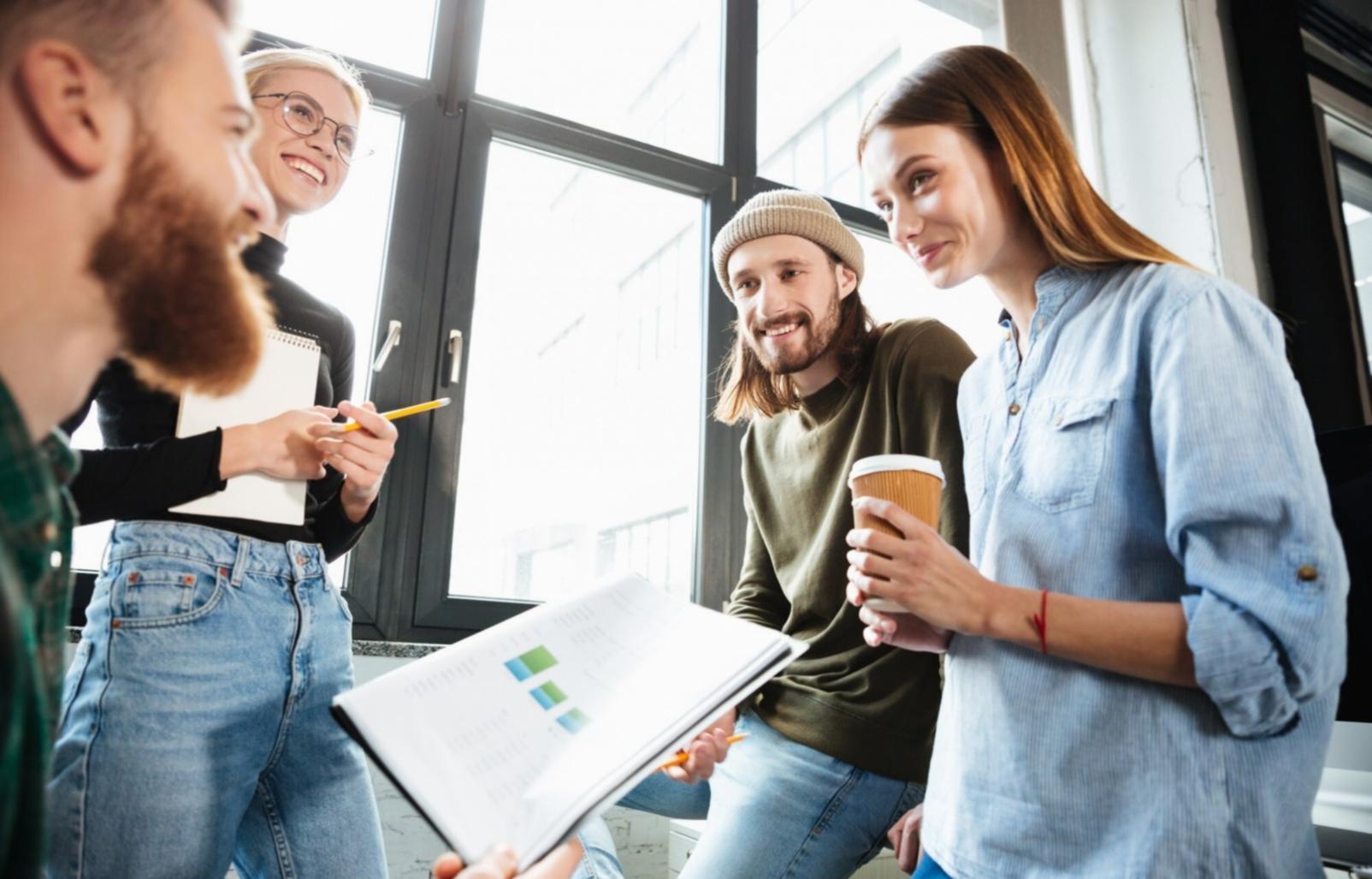 Teilnehmer analysiert Finanzcharts auf mehreren Bildschirmen während einer Übungseinheit