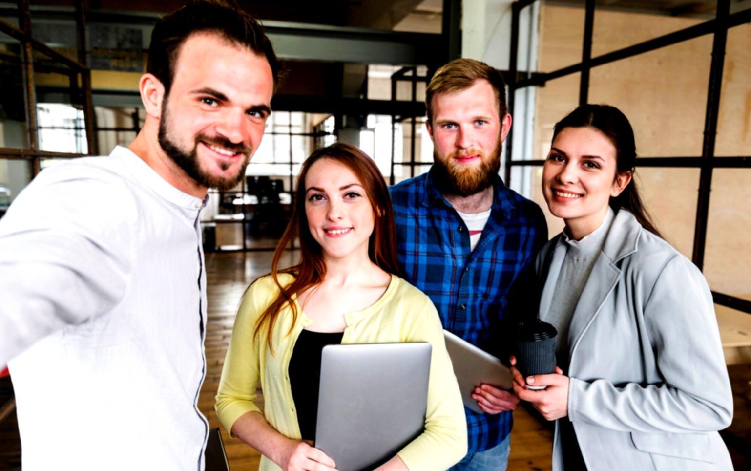 Gruppendiskussion mit Teilnehmern vor einem Whiteboard voller Finanzdiagramme und Notizen